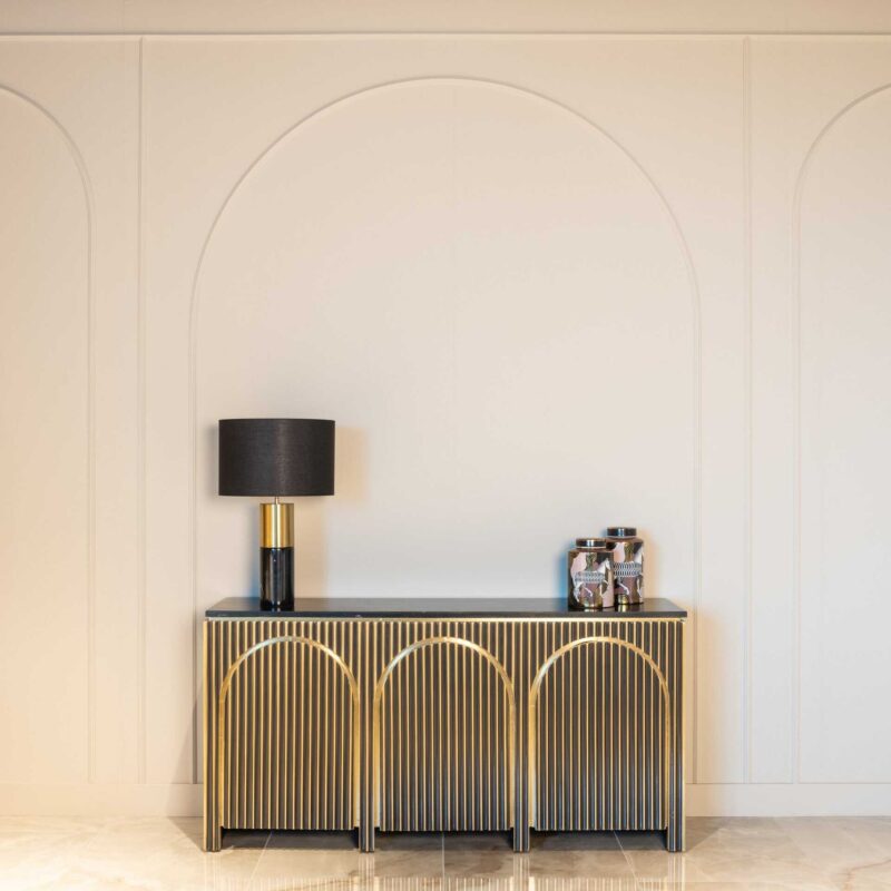 Detail bovenblad dressoir Les Arcs, donker marmer