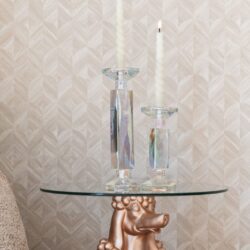 Detail van het glazen tafelblad van de bijzettafel Poodle