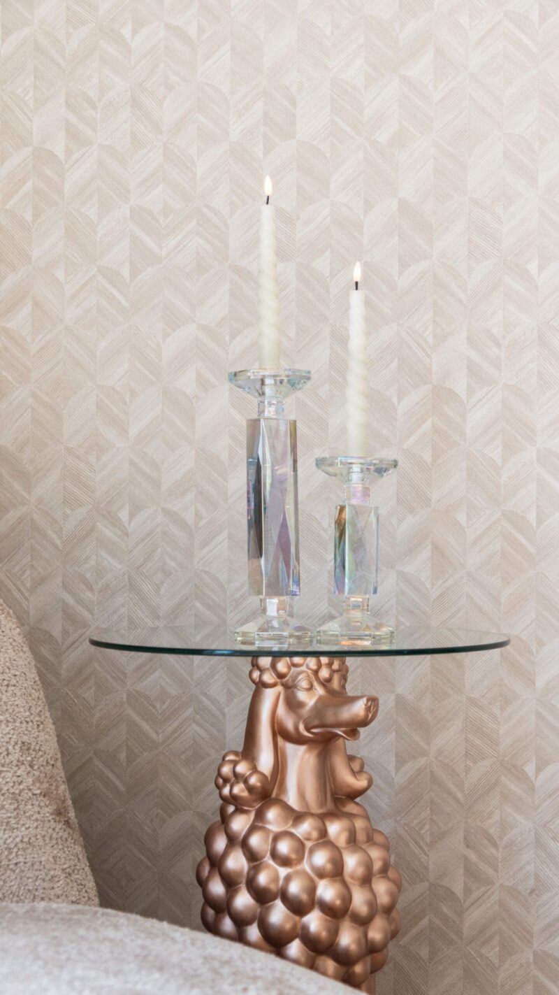 Detail van het glazen tafelblad van de bijzettafel Poodle