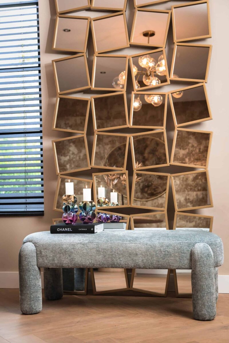 Handgemaakte details van de bank Holly, light blue chenille stof