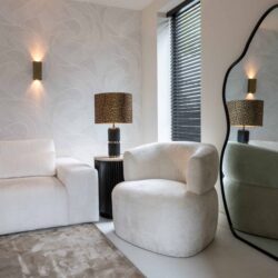 Asymmetrisch ontwerp van de metalen spiegel Aldon vanuit een andere hoek