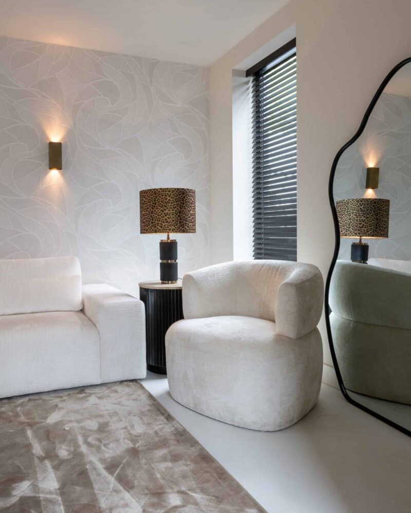 Asymmetrisch ontwerp van de metalen spiegel Aldon vanuit een andere hoek