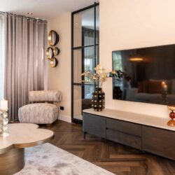 Ritz TV-meubel in bruin, met eikenfineer en keramiek, op een witte achtergrond