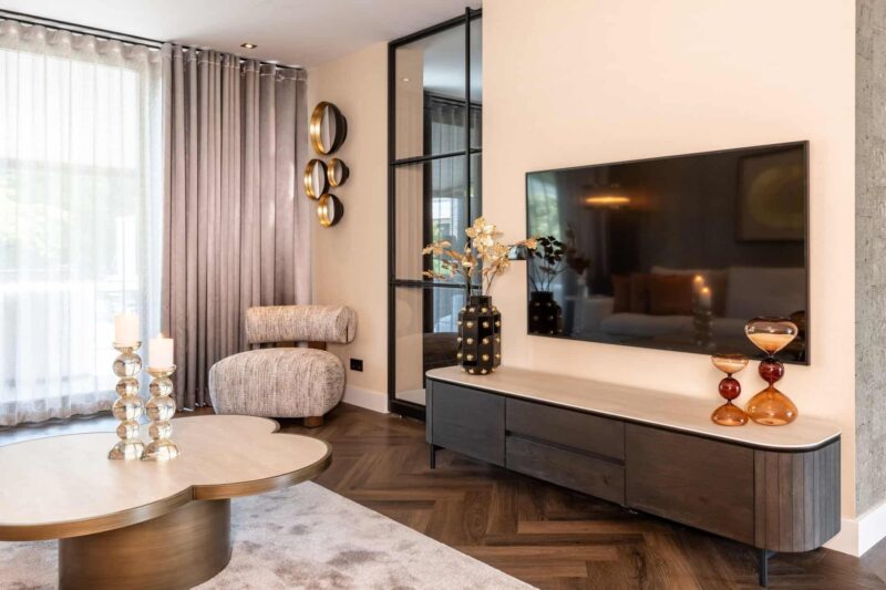 Ritz TV-meubel in bruin, met eikenfineer en keramiek, op een witte achtergrond