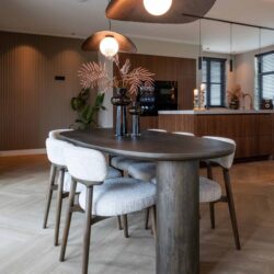 Eettafel Ellington vanuit voor, pootafstand 140 cm