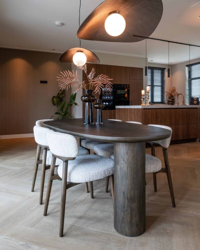 Eettafel Ellington vanuit voor, pootafstand 140 cm