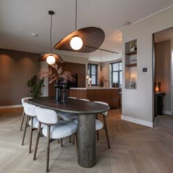 Eettafel Ellington vanuit achter, dikte zitting 4 cm