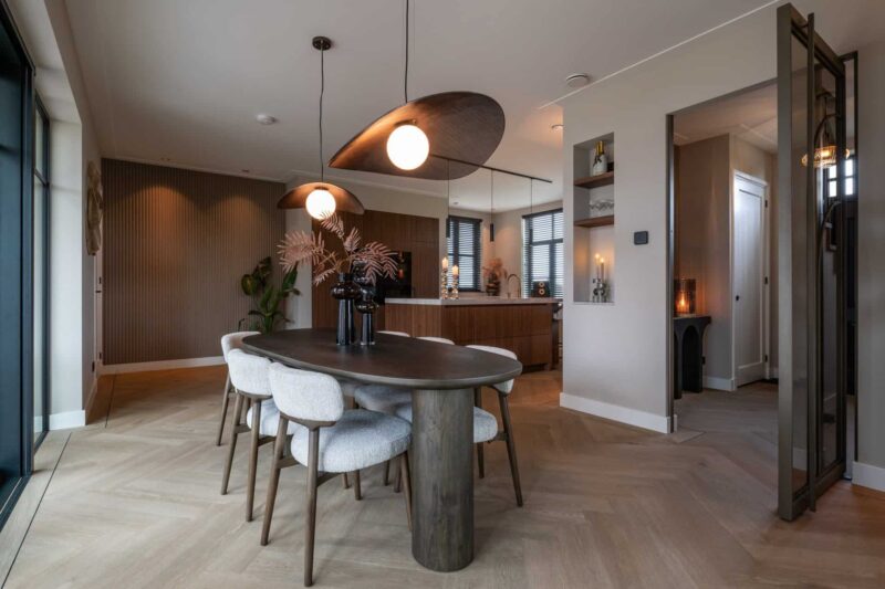 Eettafel Ellington vanuit achter, dikte zitting 4 cm