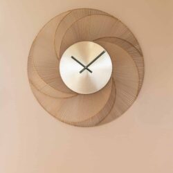 Wandklok Denver vanaf een andere hoek, gouden lijst en subtiele zonnestraaltextuur