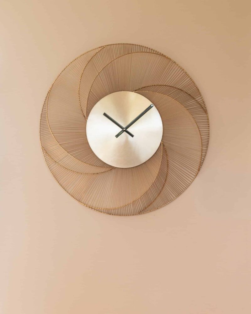 Wandklok Denver vanaf een andere hoek, gouden lijst en subtiele zonnestraaltextuur