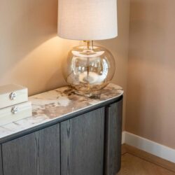 Dressoir Langford in detail met handgemaakt eikenfineer