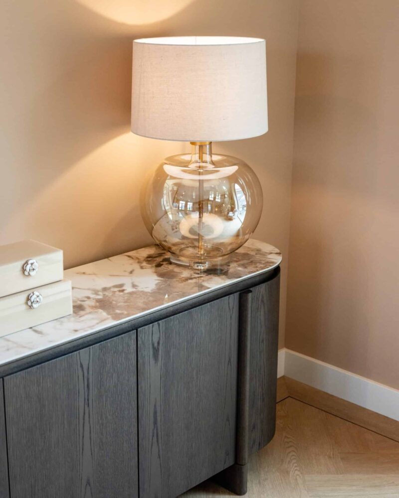 Dressoir Langford in detail met handgemaakt eikenfineer