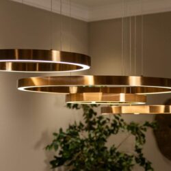 Goudkleurige Alien klok op een zwarte achtergrond