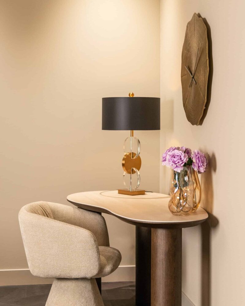 Goudkleurige Alien klok met een robuuste afwerking en zwarte wijzers