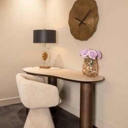 Goudkleurige Alien klok in een minimalistische woonkamer