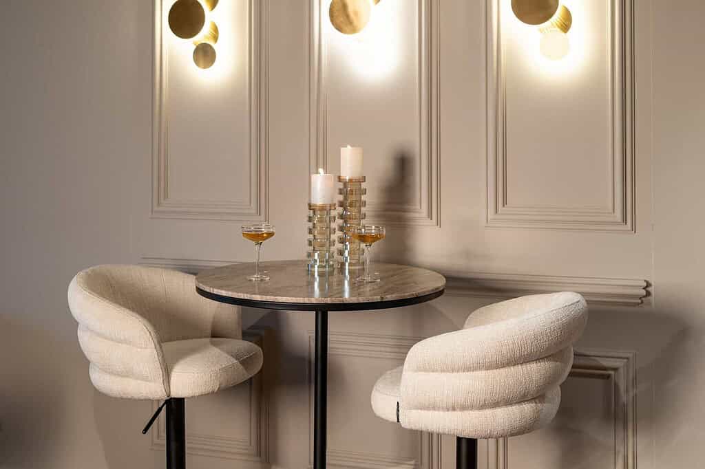 Wandlamp Collin in goudkleur in een woonkamer
