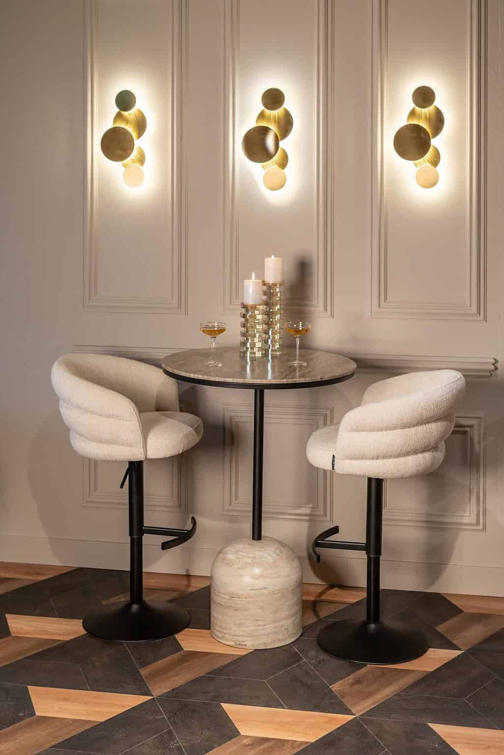Wandlamp Collin in goudkleur vanuit een ander perspectief