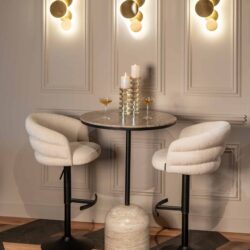 Wandlamp Collin in goudkleur vanuit een ander perspectief