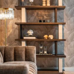 Wandkast vanuit een ander perspectief, bruin en beige