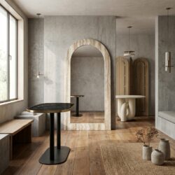 Grijze wandspiegel met faux travertine frame en gebogen vorm