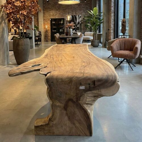 Boomstamtafel suarhout met doorlopend blad 350cm lang en unieke vorm bij Mokana in Enschede