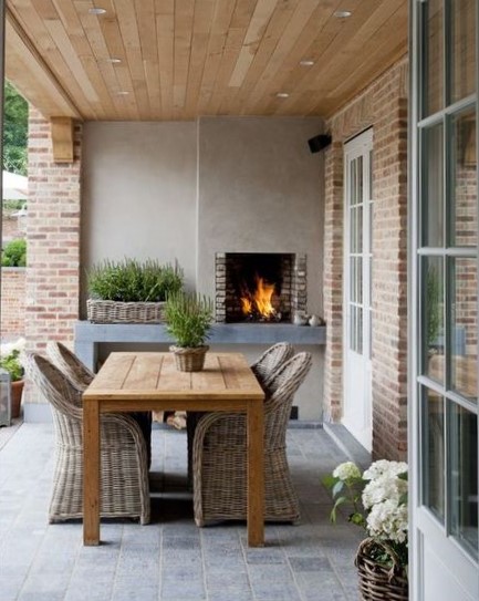 De teakhouten eetkamertafel Evoy in een interieur setting in een tuin