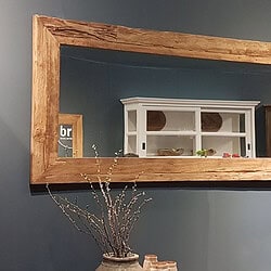 Grote houten spiegel met rustieke afwerking, geschikt voor woonkamer of slaapkamer, benadrukt natuurlijke houttextuur en stijlvolle uitstraling.