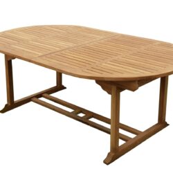 Detail van de ovale tuintafel van teakhout