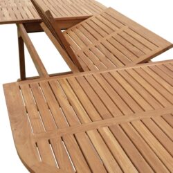 Ovale tuintafel in interieur, op veranda