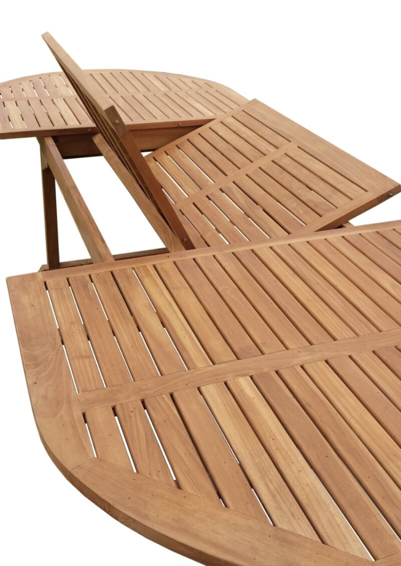 Ovale tuintafel in interieur, op veranda