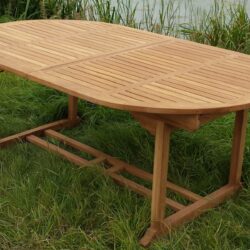 Perspectief van de ovale tuintafel van teakhout