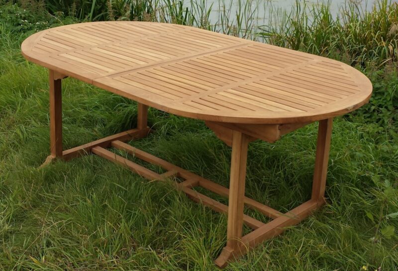 Perspectief van de ovale tuintafel van teakhout