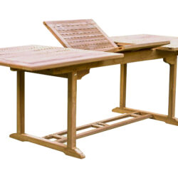 Detail van de tuintafel van naturel teakhout