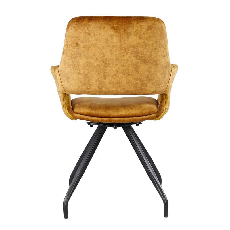 Perspectief van de Capp Oker Velvet eetkamerstoel van Livingfurn