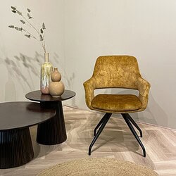 Bekleding van luxe velvet stof van de Capp Oker Velvet eetkamerstoel