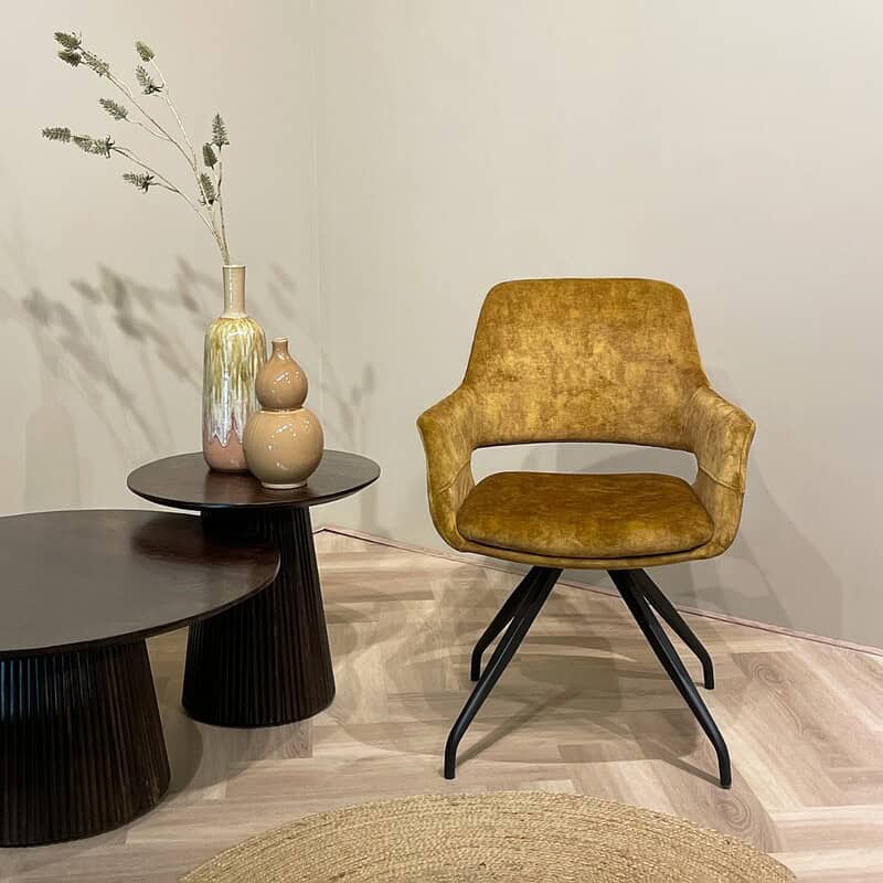 Bekleding van luxe velvet stof van de Capp Oker Velvet eetkamerstoel