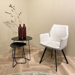 Louise eetkamerstoel beige vanuit een andere hoek, comfortabel en ruim