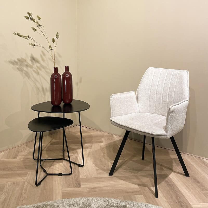 Louise eetkamerstoel beige vanuit een andere hoek, comfortabel en ruim