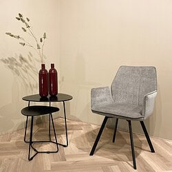 Louise eetkamerstoel grijs stof gecoat staal detail armleuning