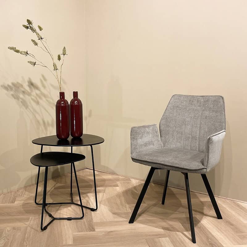 Louise eetkamerstoel grijs stof gecoat staal detail armleuning