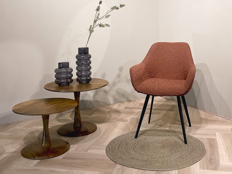 Luca eetkamerstoel brown luxe boucle stof met andere stoelen