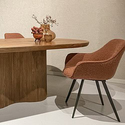 Luca eetkamerstoel brown luxe boucle stof in gebruik