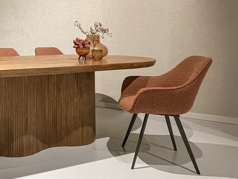 Luca eetkamerstoel brown luxe boucle stof in gebruik