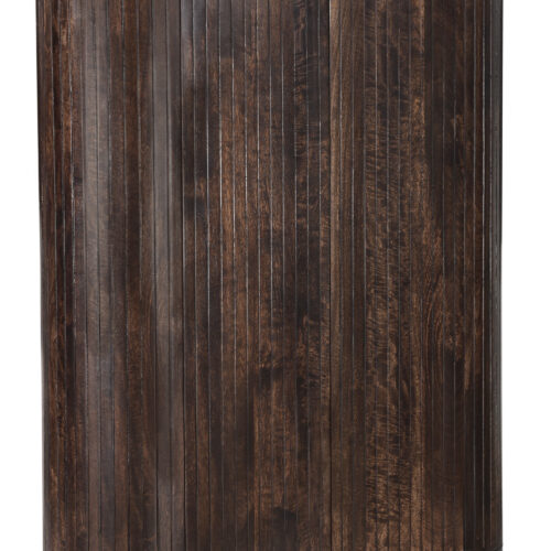 13916 8 | Heb je wel eens door de ramen naar prachtig ingerichte woonkamers in Nederland gekeken? Een salontafel versierd met bloemen staat voor een gezellige en aantrekkelijke bank, daarachter zie je een eettafel voor gezellige bijeenkomsten en in de vensterbank staan smaakvolle vazen. Detail Noor Walnut 150cm kast, mangohouten planken