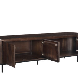 Noor Walnut 210cm kast in interieur, luxe woonkamer