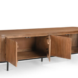 Noor 210cm kast in een interieur met andere meubelen