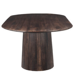 Salvator eettafel in interieur, met stoelen en lamp