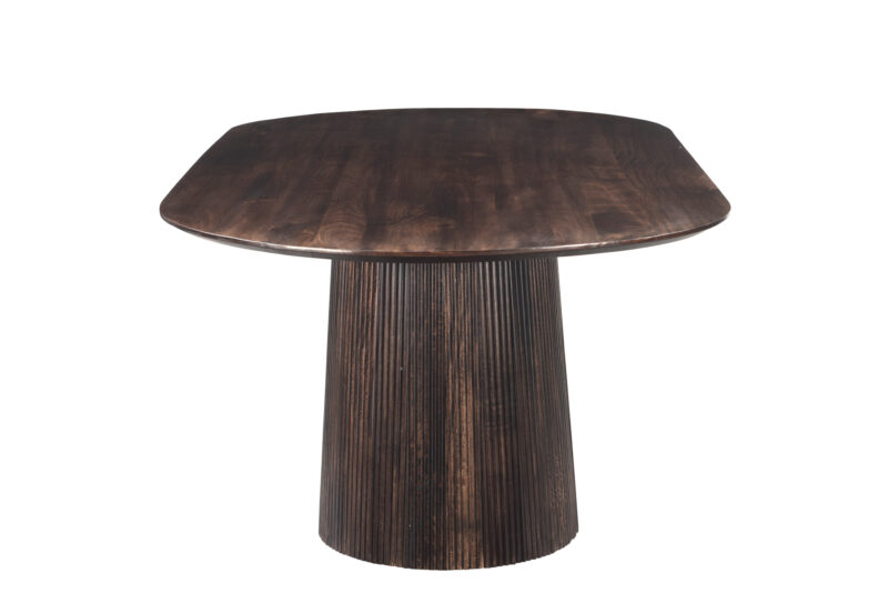 Salvator eettafel in interieur, met stoelen en lamp