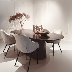 Salvator eettafel in een ruimte met andere meubelen