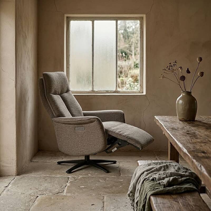 Comfortabele relaxfauteuil Tim met accu, ideaal voor ontspanning en comfort, geplaatst in een rustieke kamer met grote ramen en natuurlijke lichtinval.